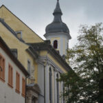 Klostergasse mit Pfarramt und Kirche