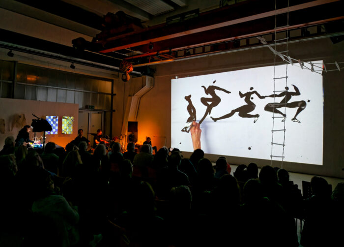 Momentmalerei-Performance 2023 Anja Verbeek von Loewis. Foto: Thomas Hager