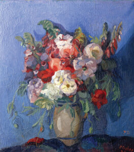 Friedrich Karl Ströher, Dahlien mit Fingerhut vor blauem Hintergrund, Irmenach 1925, Öl auf Leinwand, Inv.-Nr.: 1.4.4