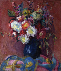 Friedrich Karl Ströher, Blumen in blauem Krug vor rotem Hintergrund, Irmenach 1925, Öl auf Leinwand, Inv.-Nr.: 1.4.6