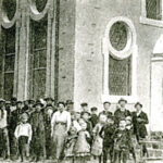 Gruppenfoto vor der neuen Synagoge