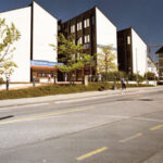 Schlossplatz mit Volksbank um 1985